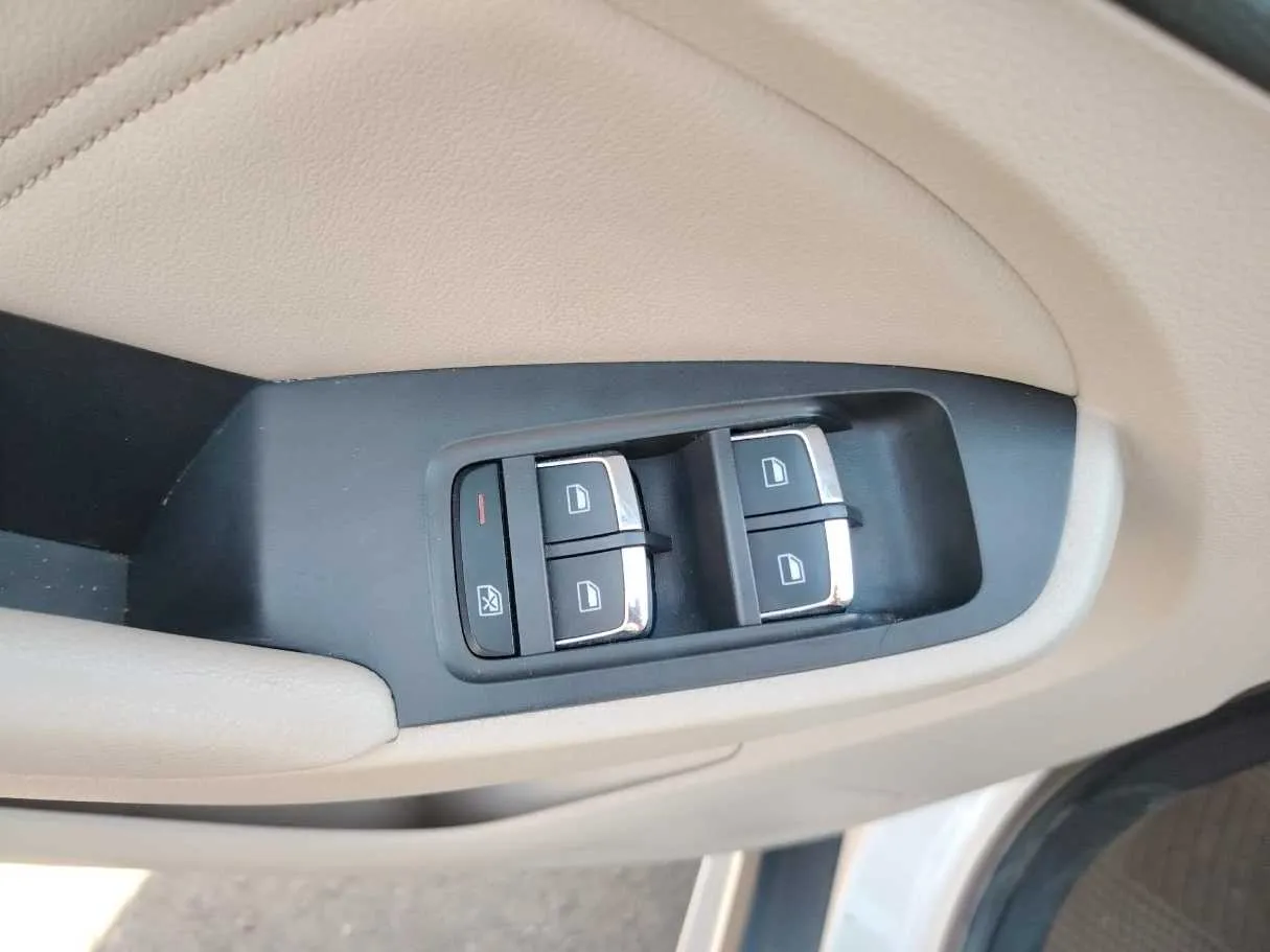 Car image 36
