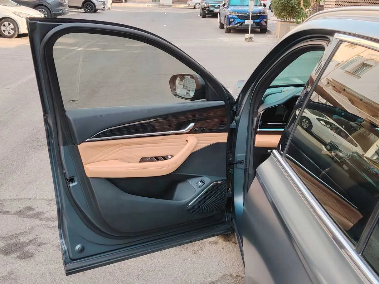 Car image 11