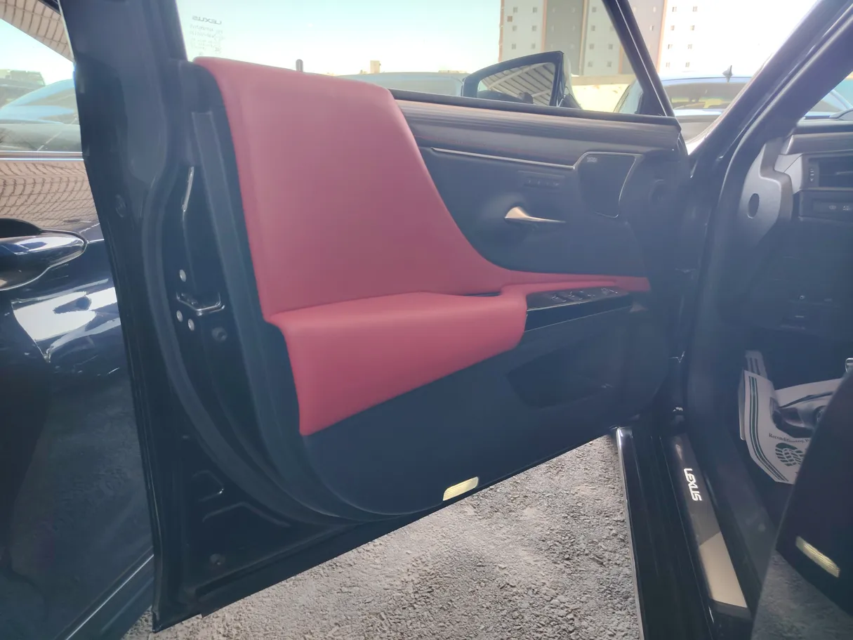 Car image 14