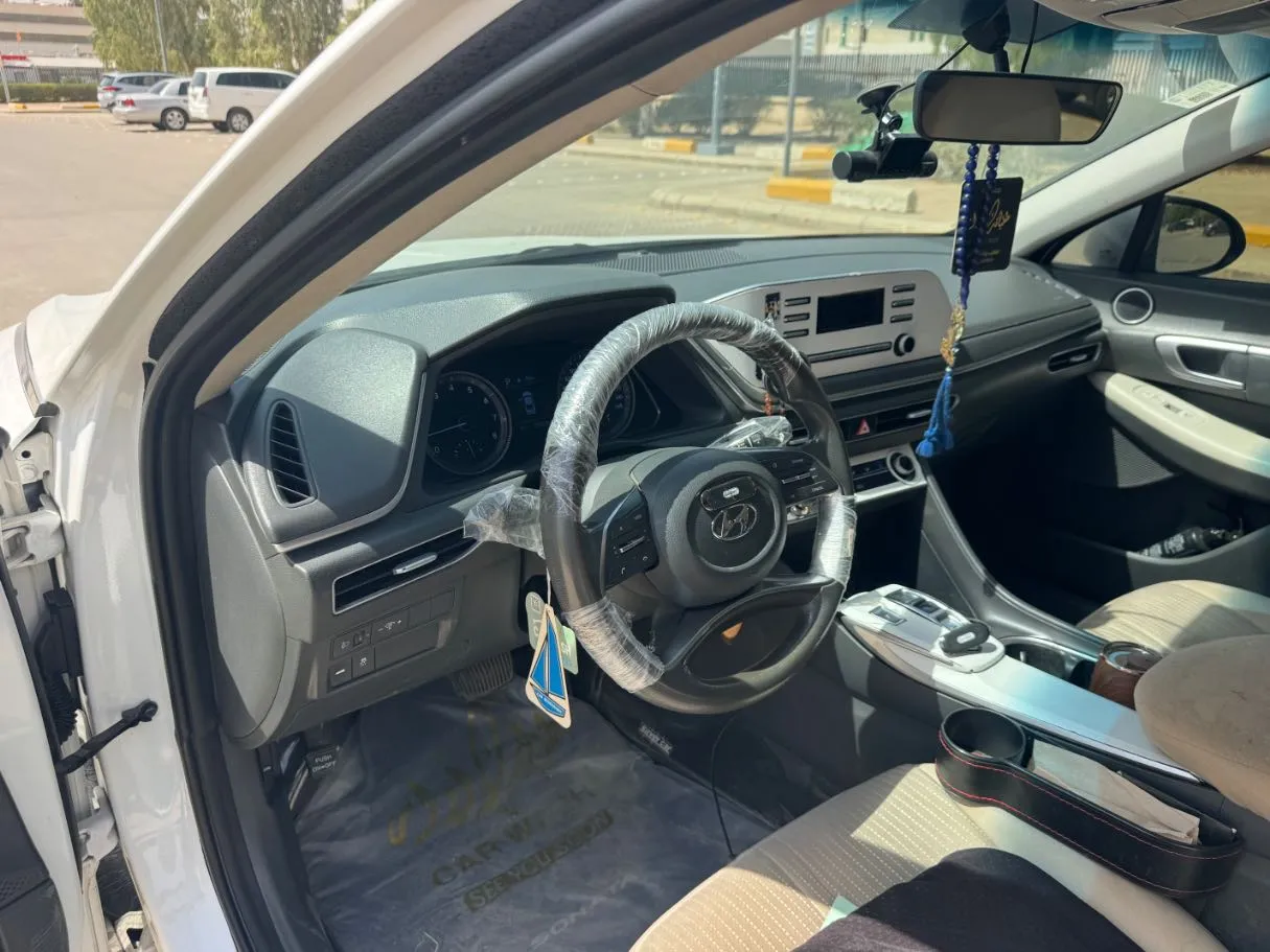 Car image 12