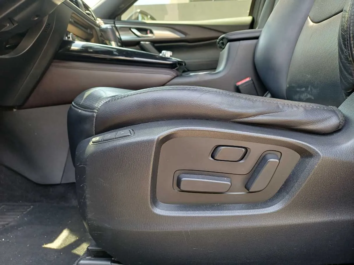 Car image 19