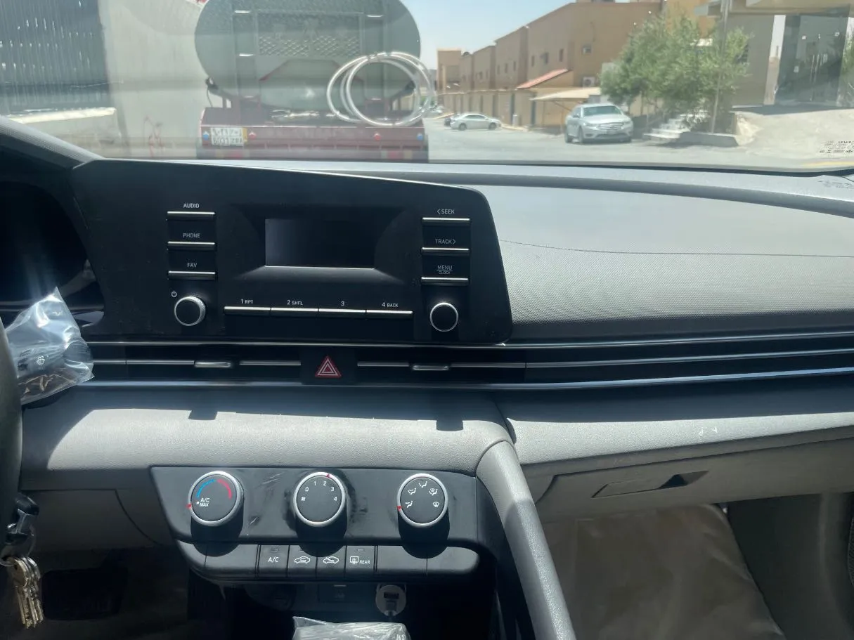 Car image 19