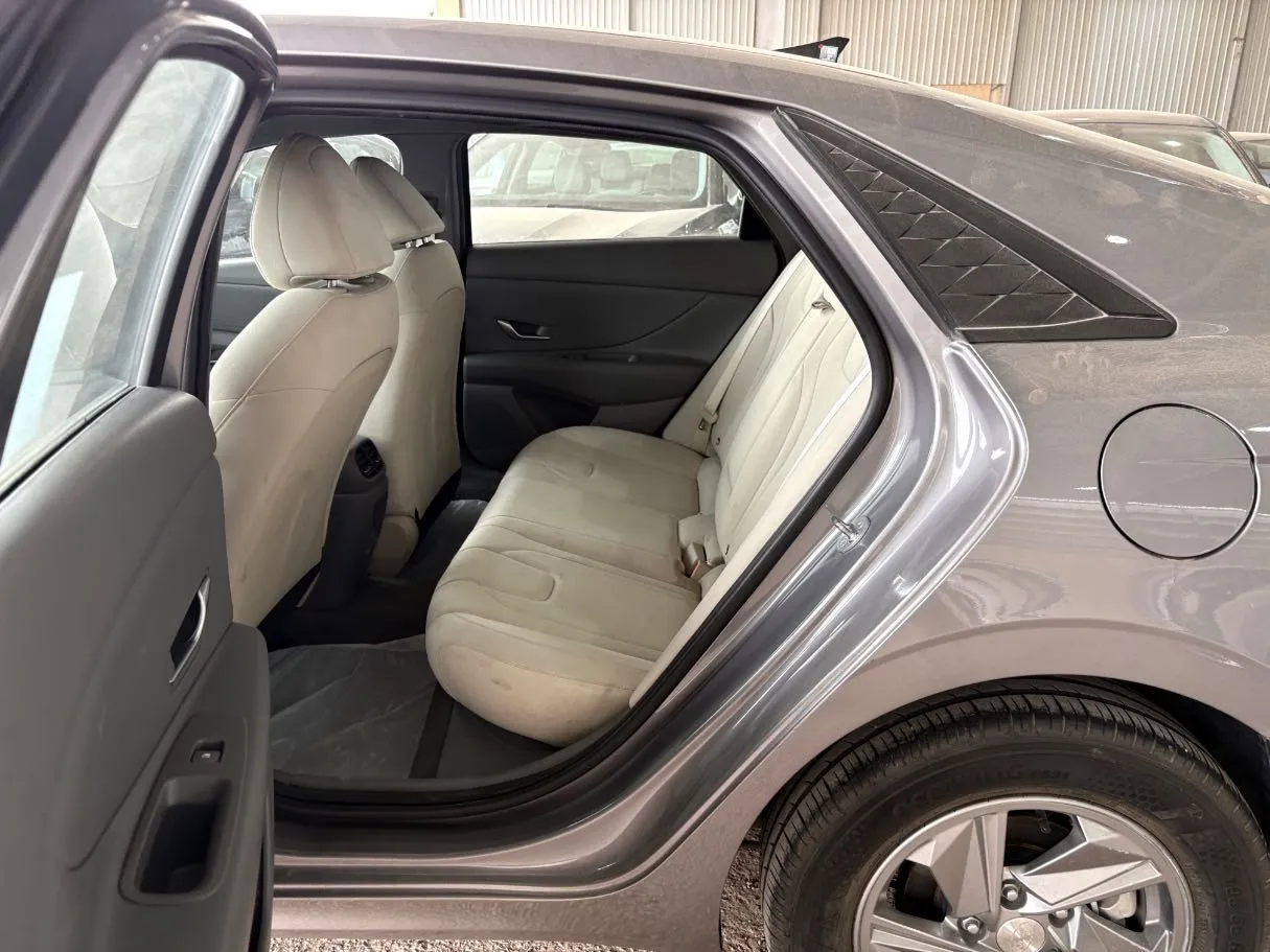 Car image 16