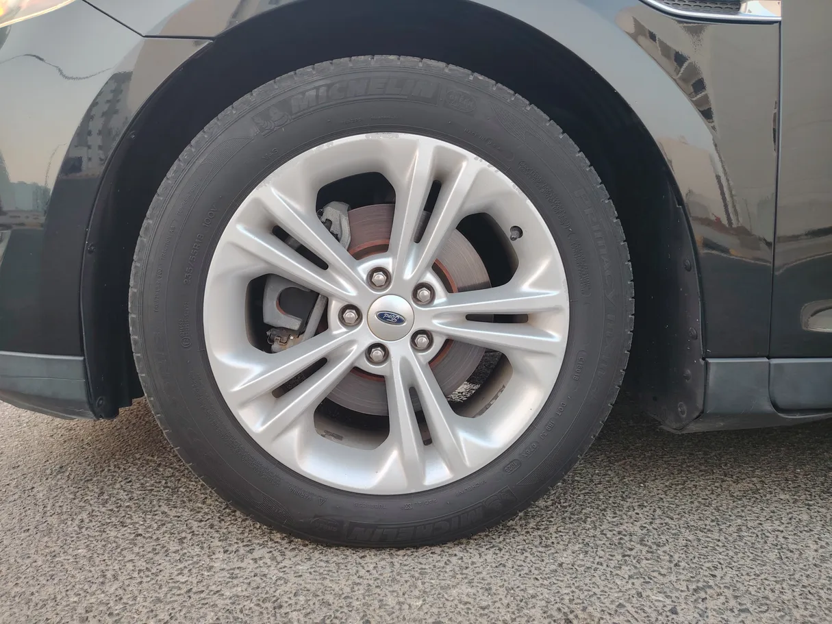 Car image 9