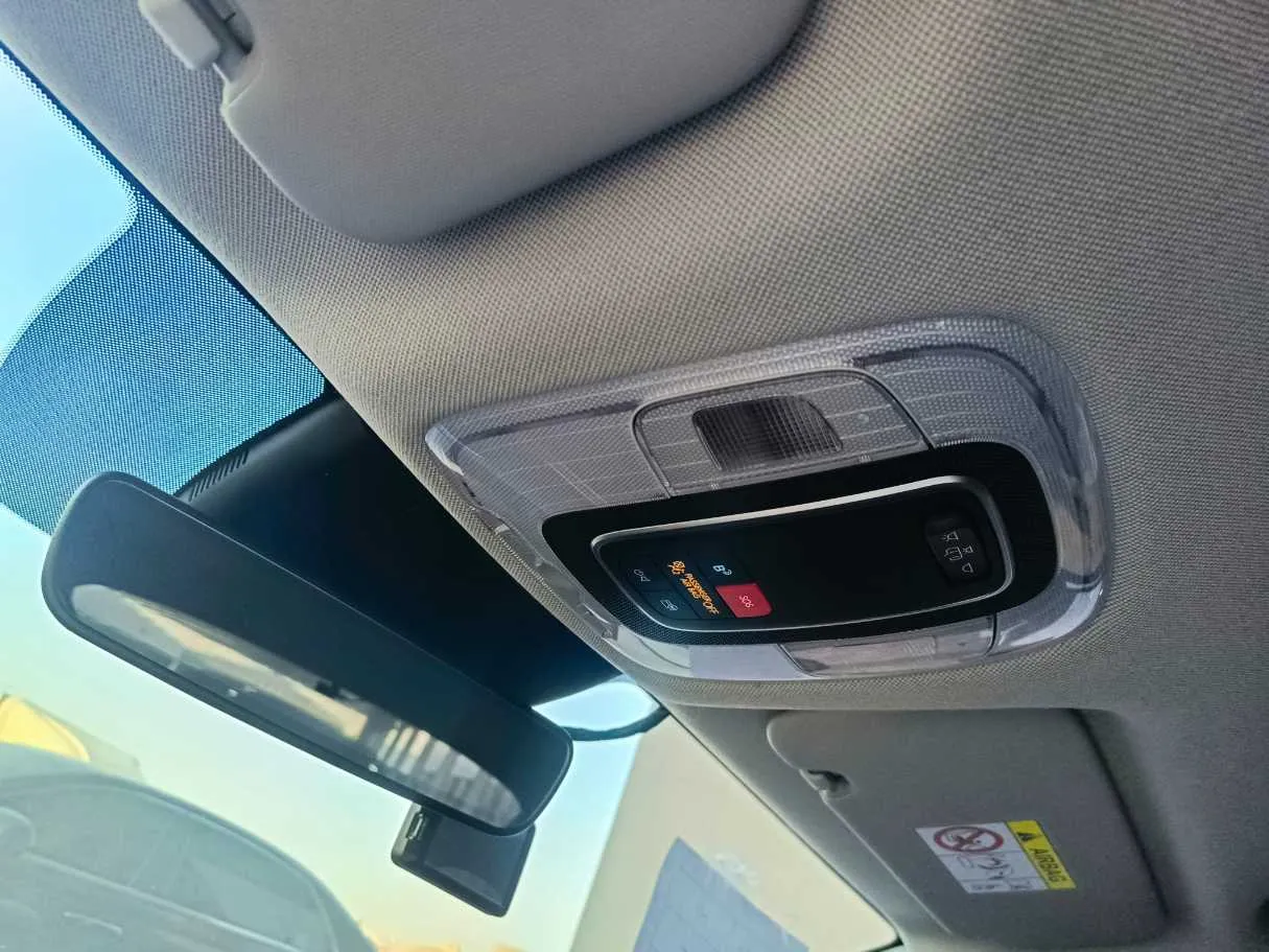 Car image 25
