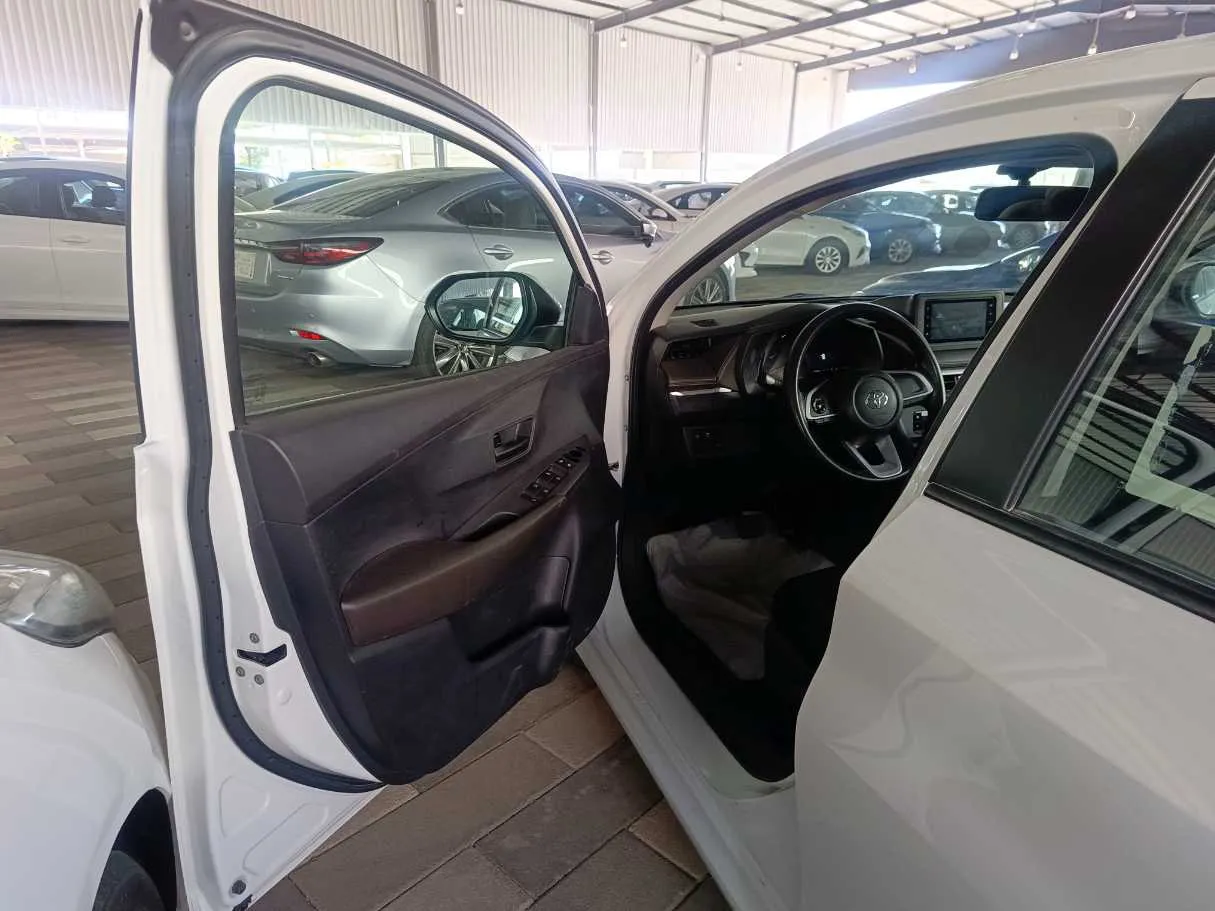 Car image 8