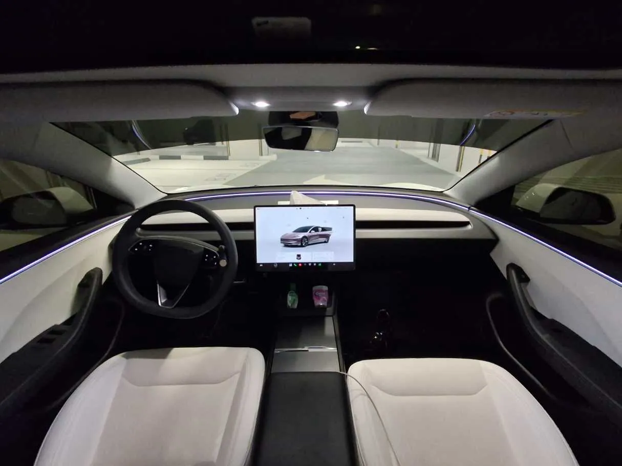 Car image 19