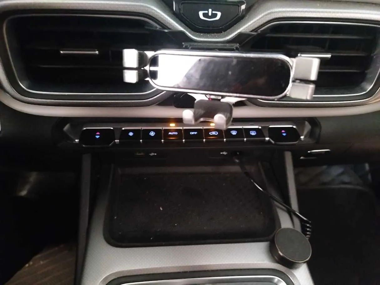 Car image 25