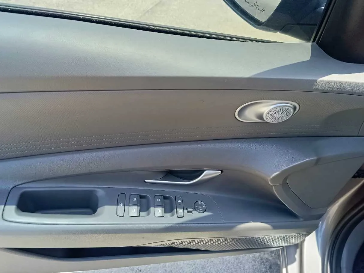 Car image 26