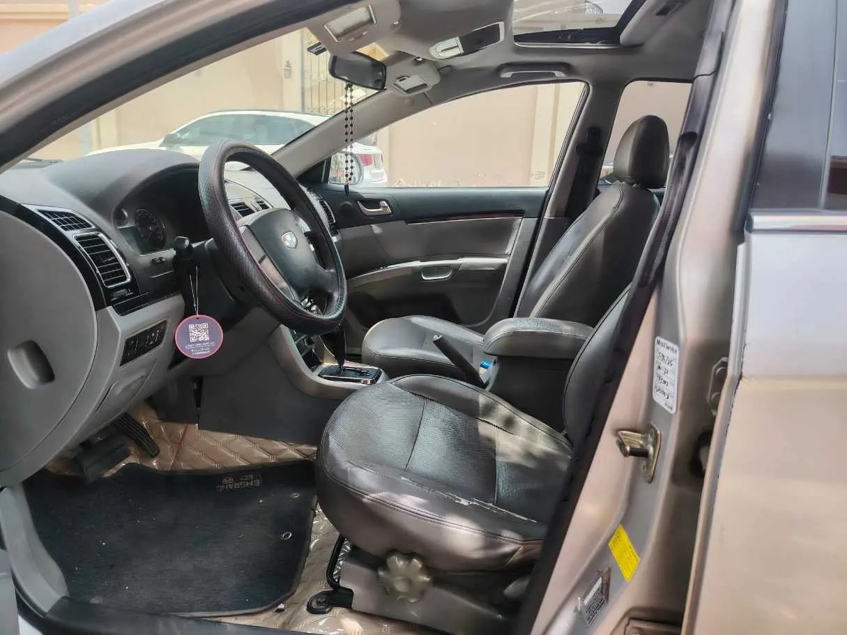 Car image 14