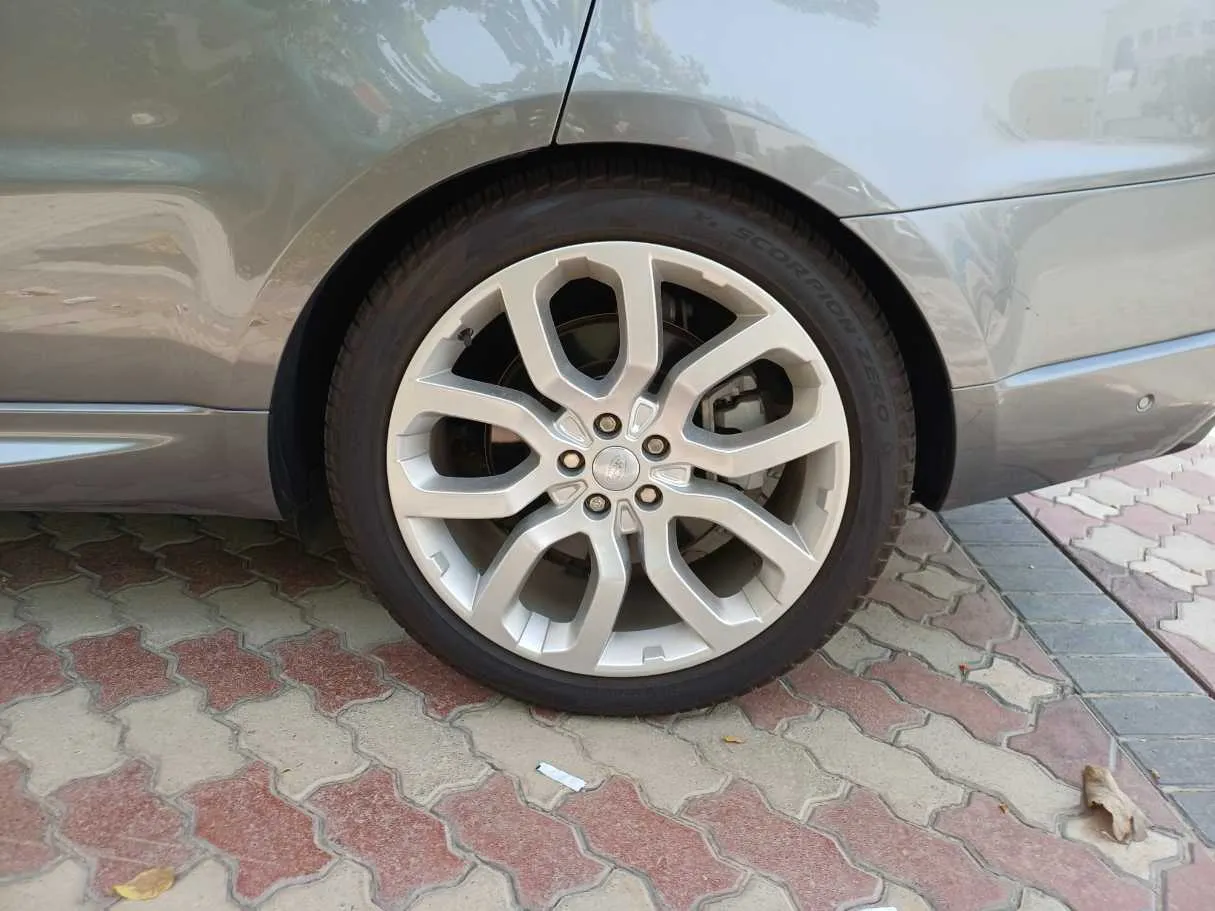 Car image 9