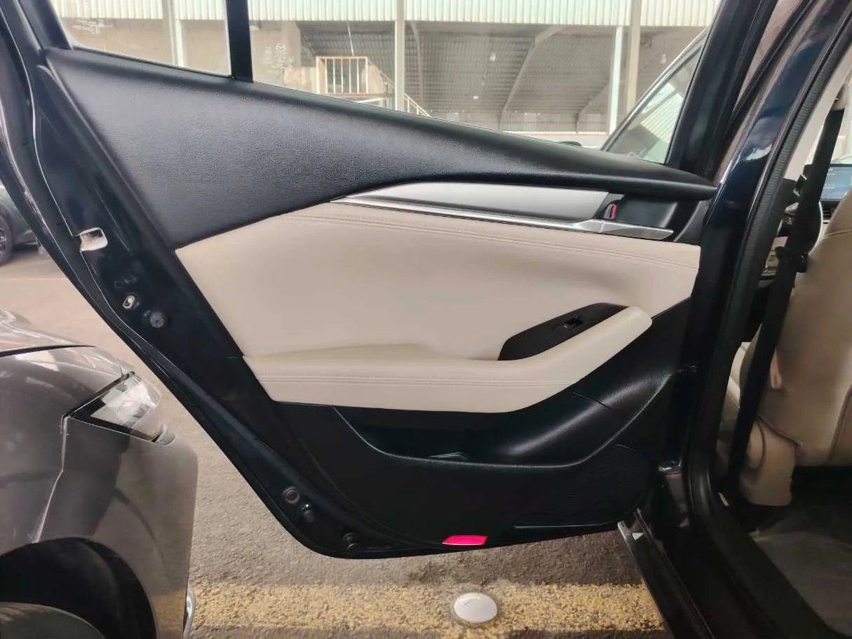 Car image 13