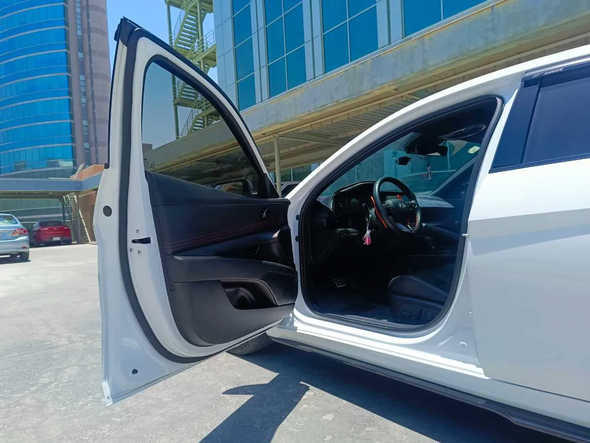 Car image 12