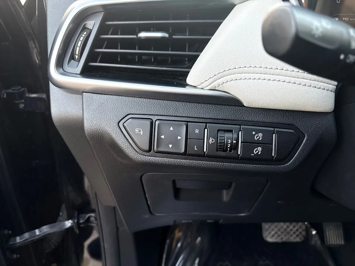 Car image 27