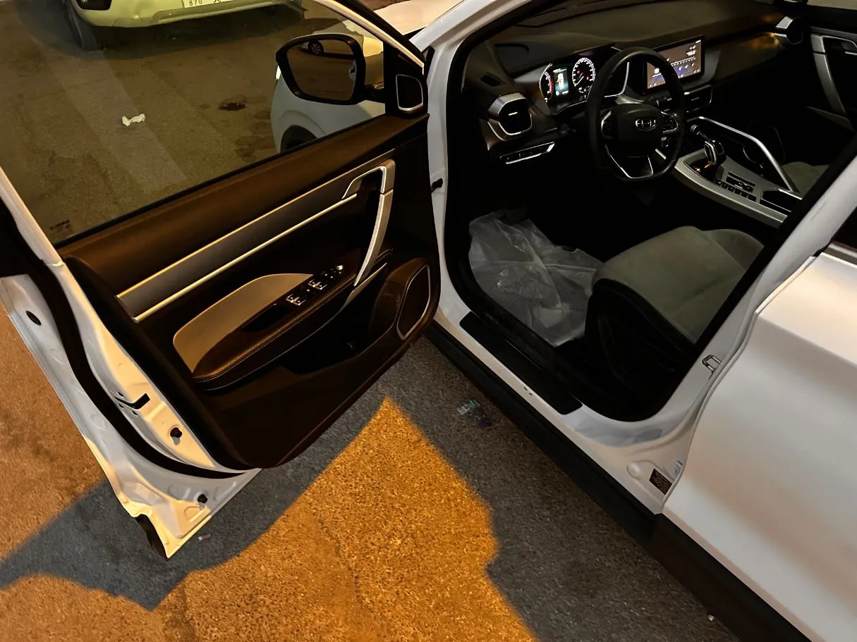Car image 11
