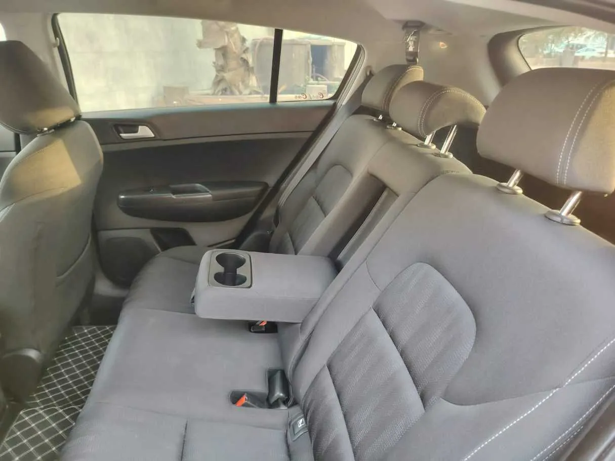 Car image 17