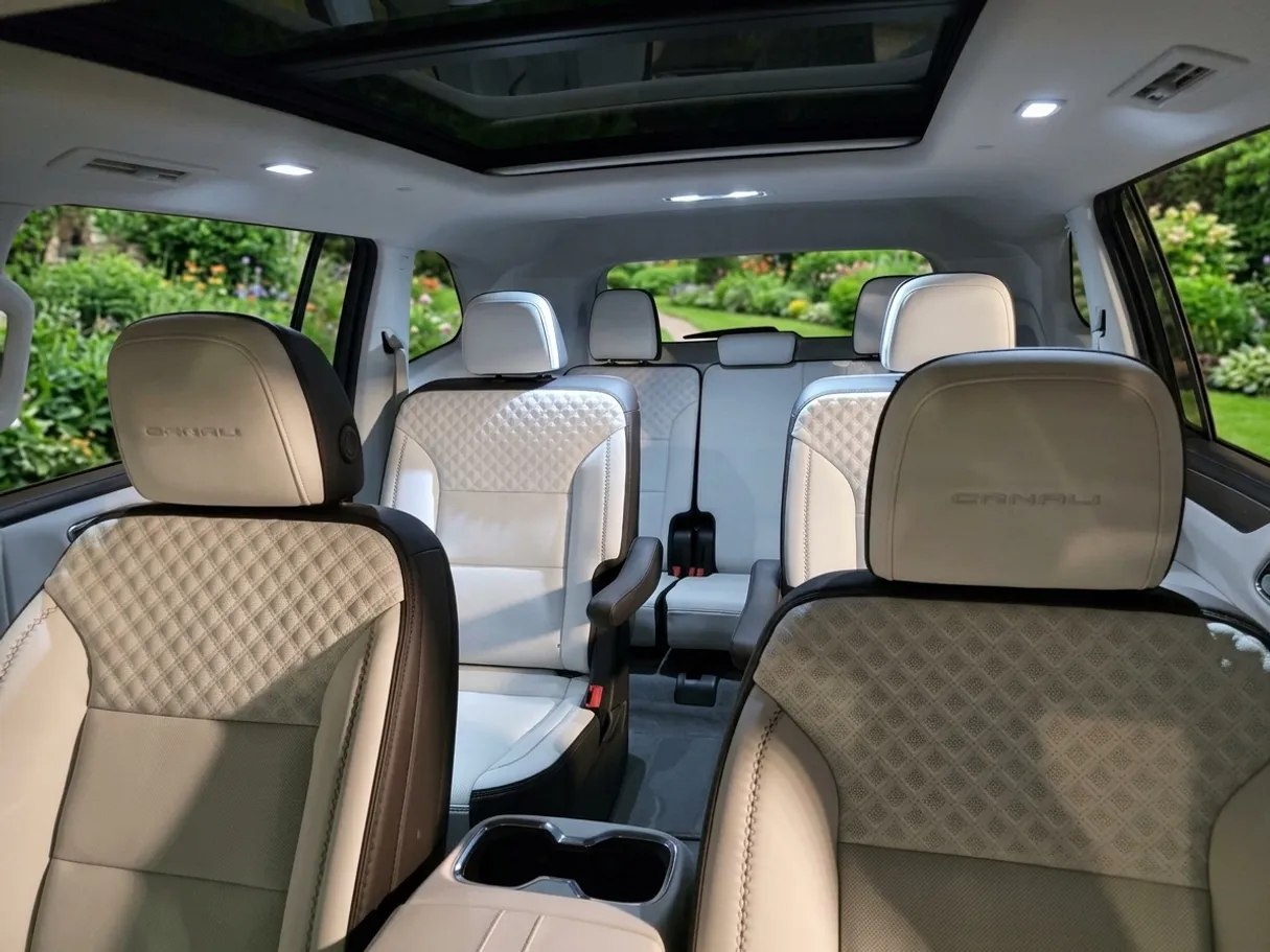 Car image 9