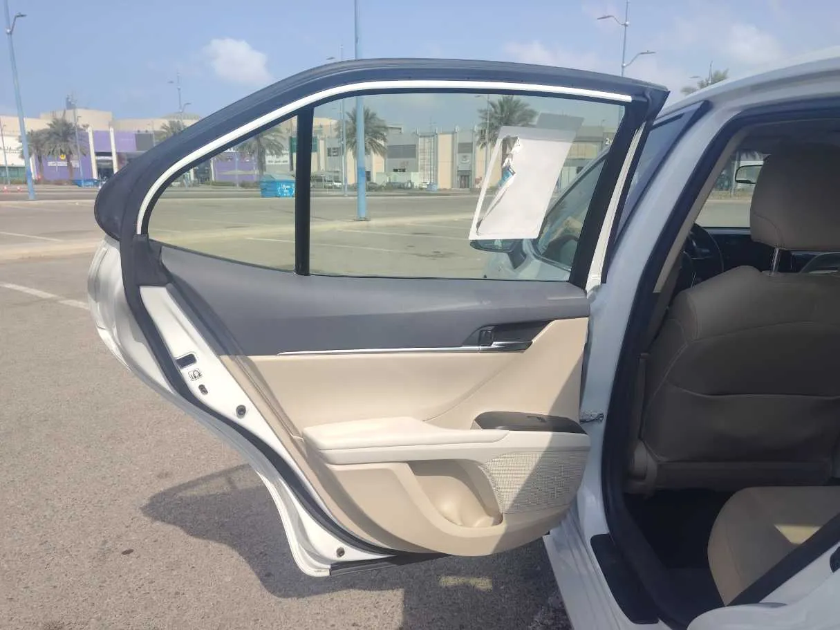 Car image 14