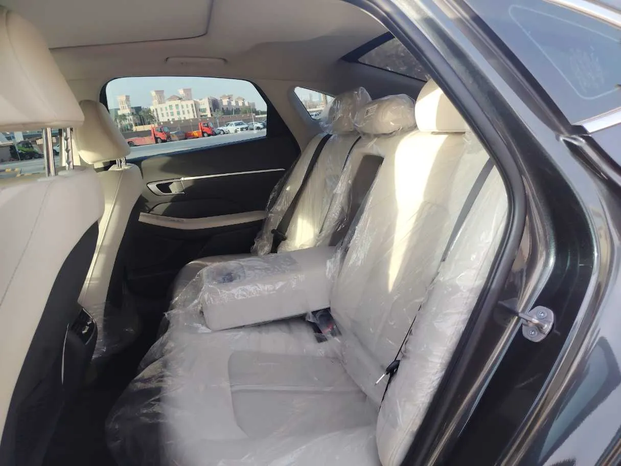 Car image 14