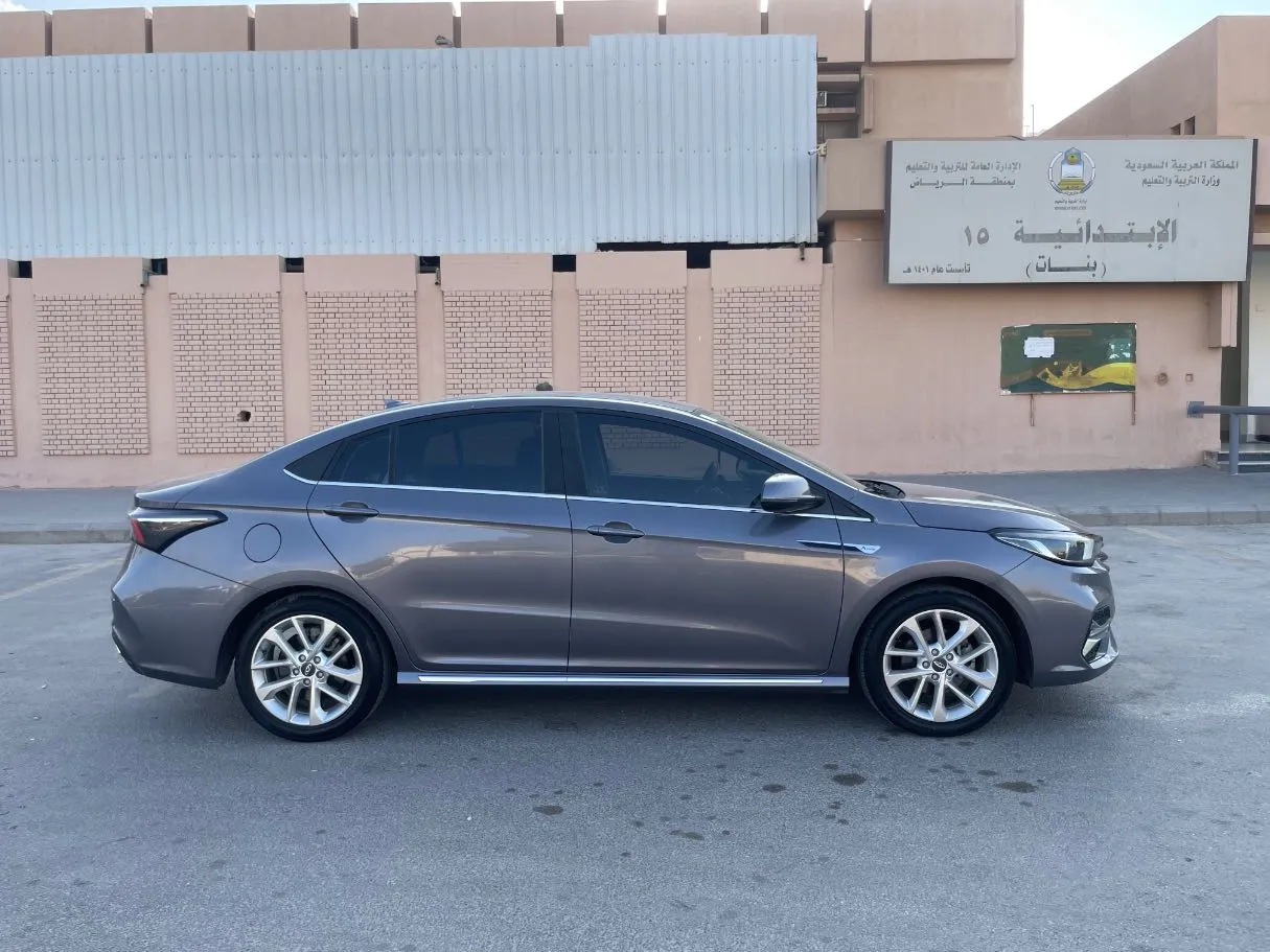 Car image 4