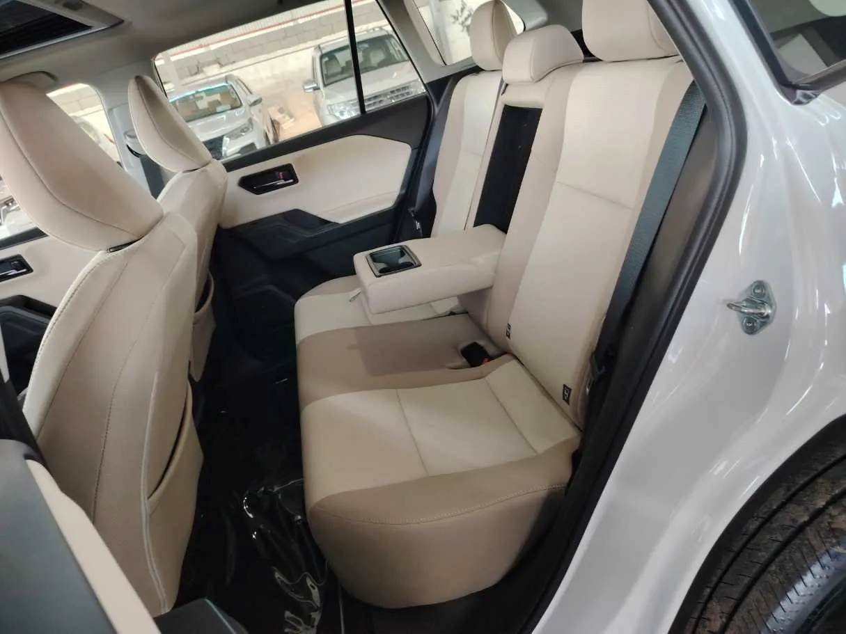 Car image 20