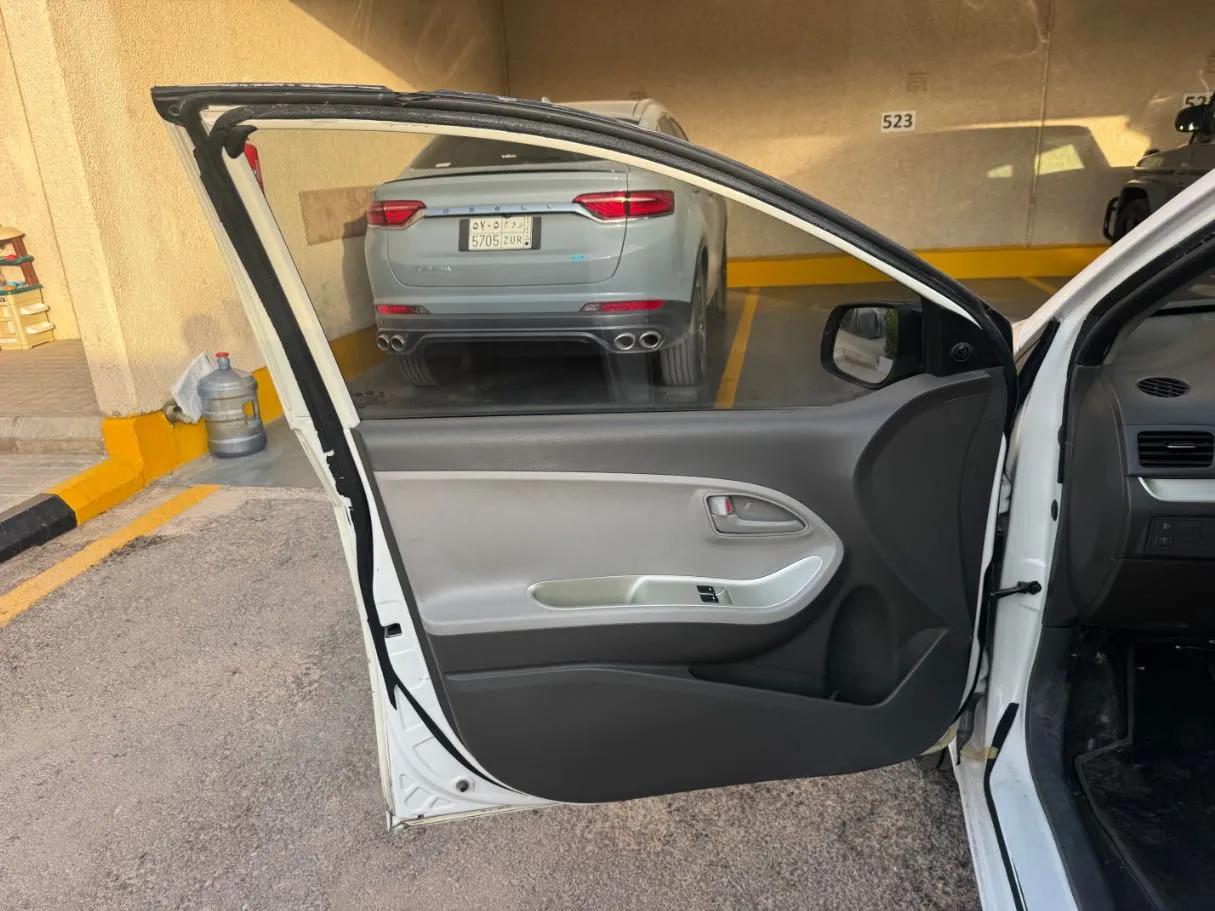 Car image 10