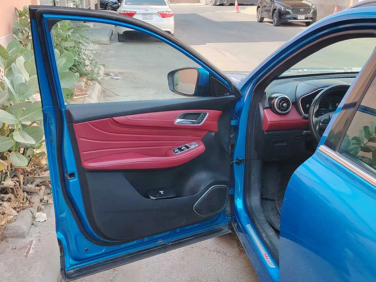 Car image 11