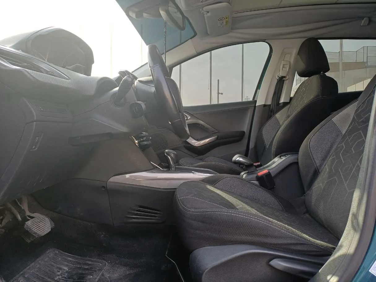 Car image 12