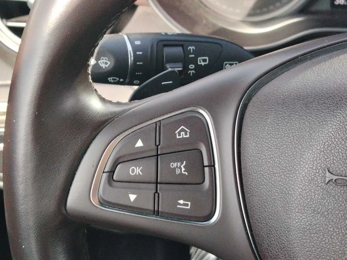 Car image 32