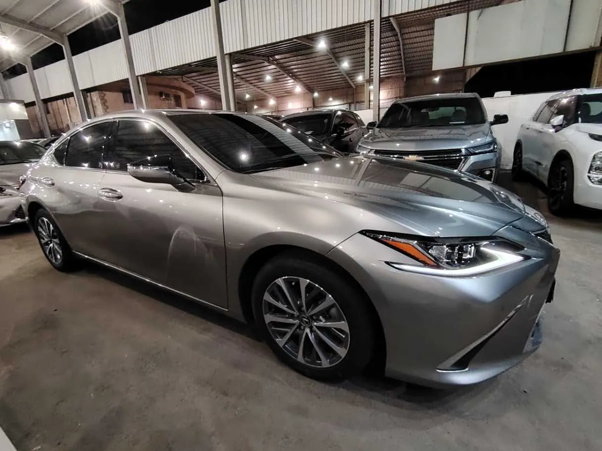 Car image 4