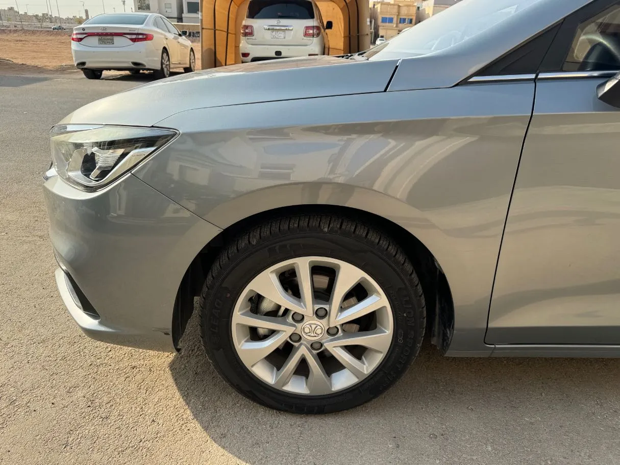 Car image 9