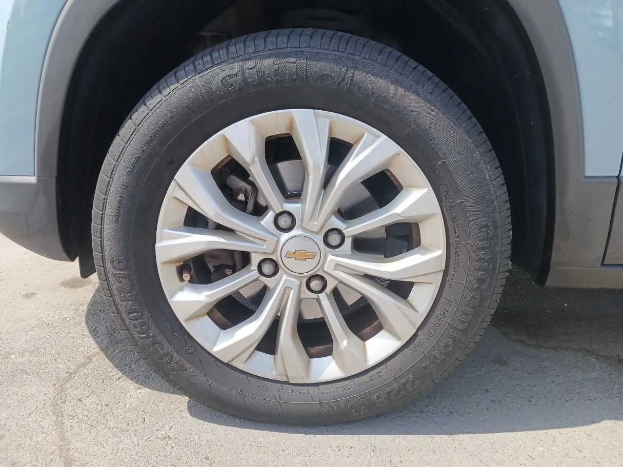 Car image 9