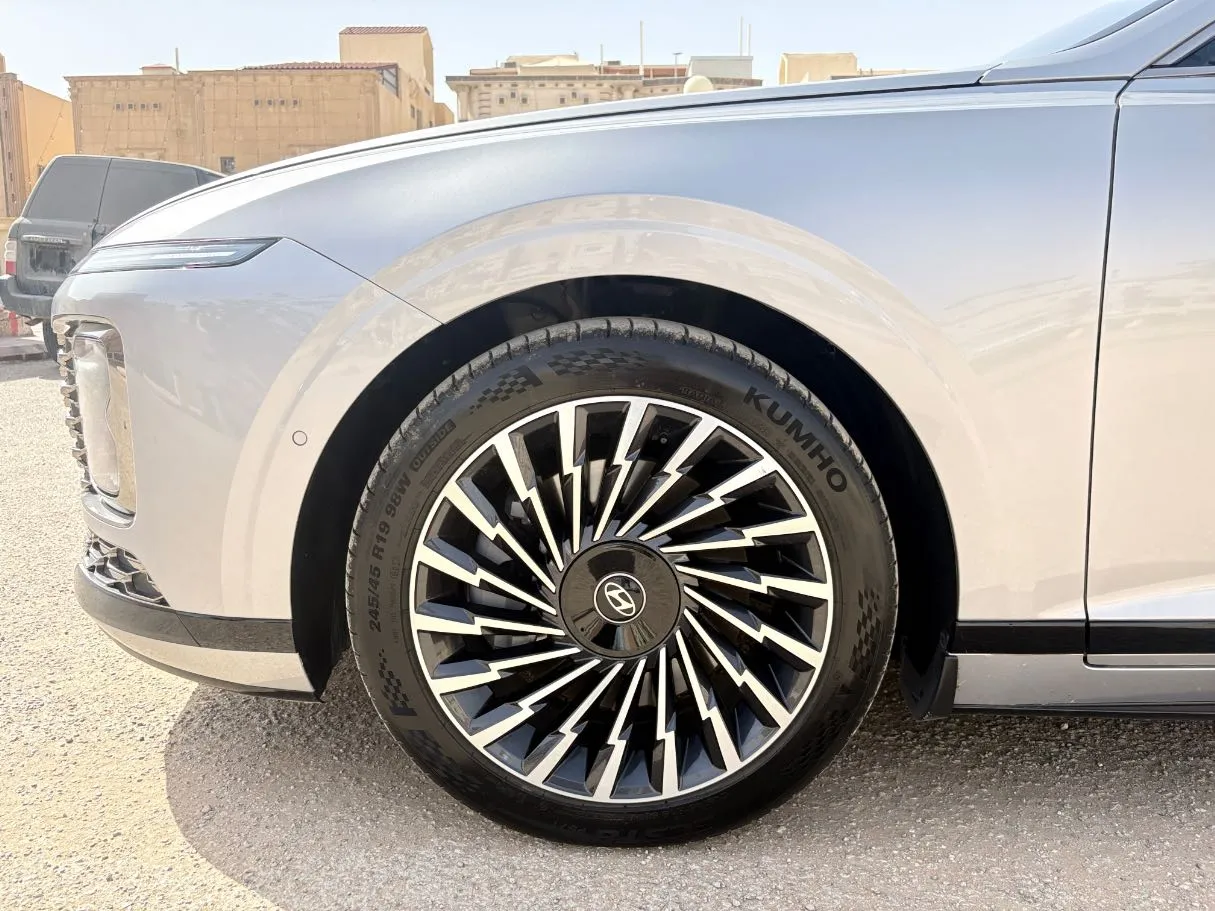 Car image 9