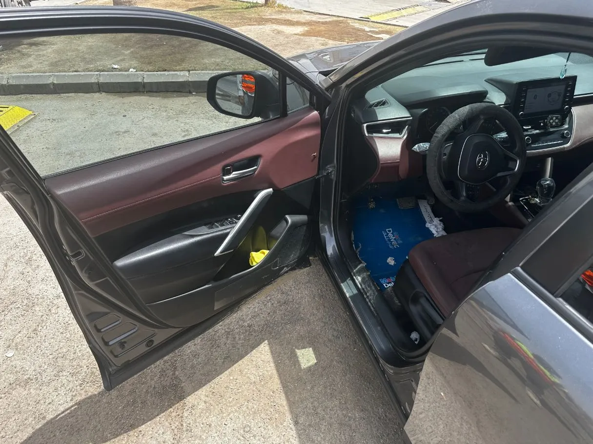 Car image 10