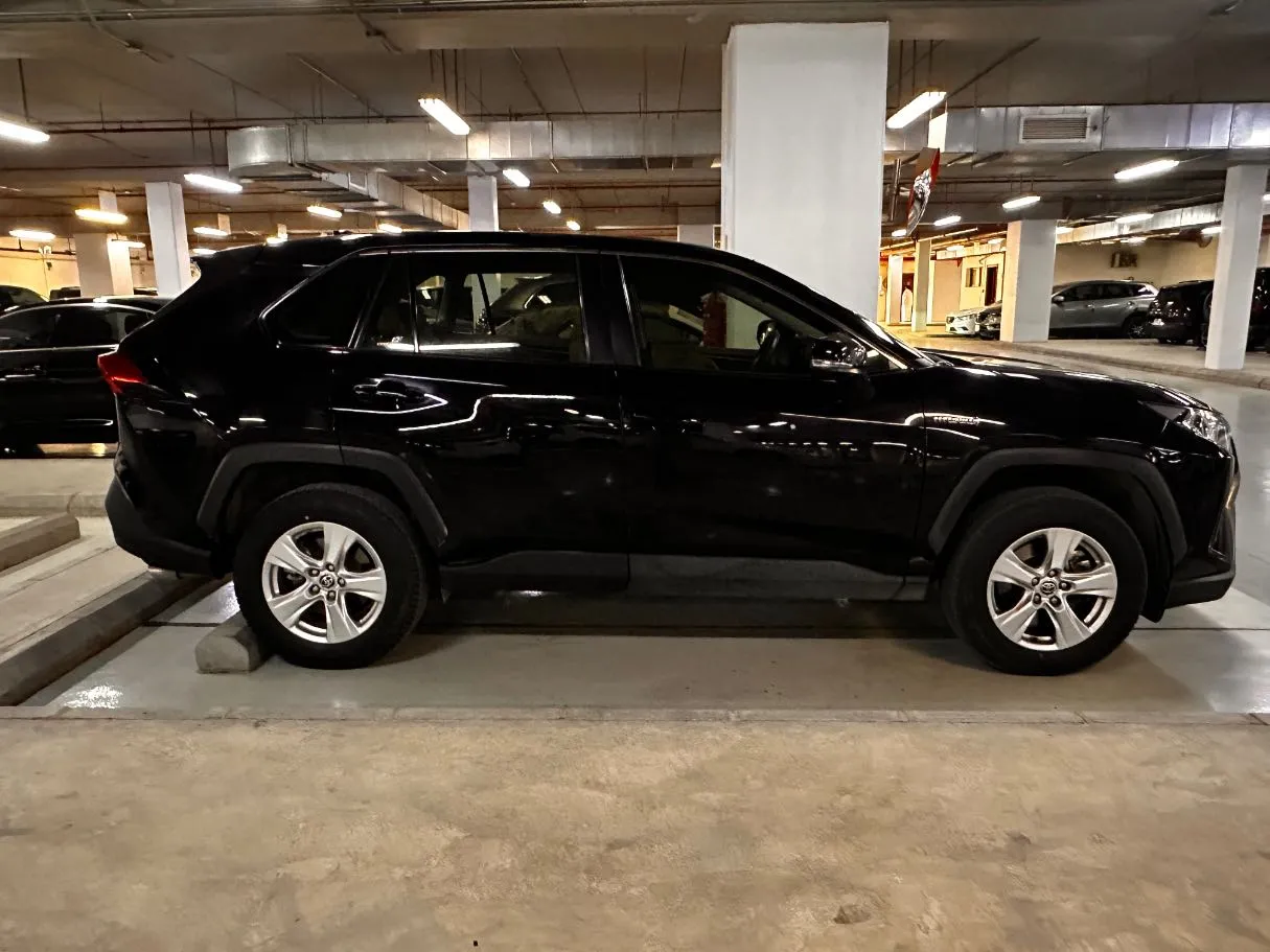 Car image 4