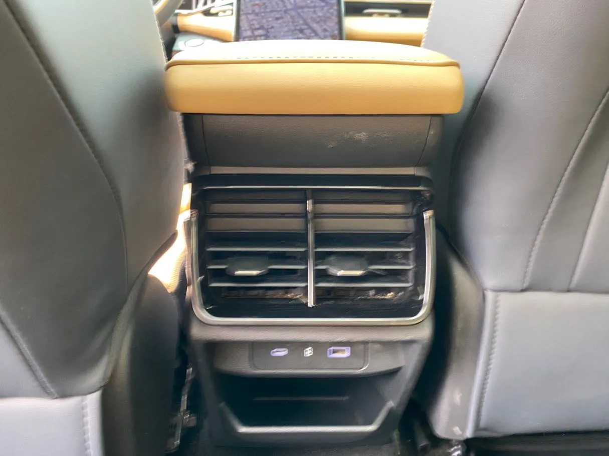 Car image 28