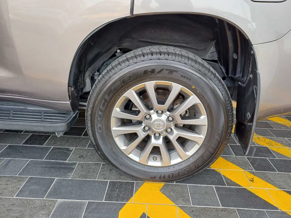 Car image 9