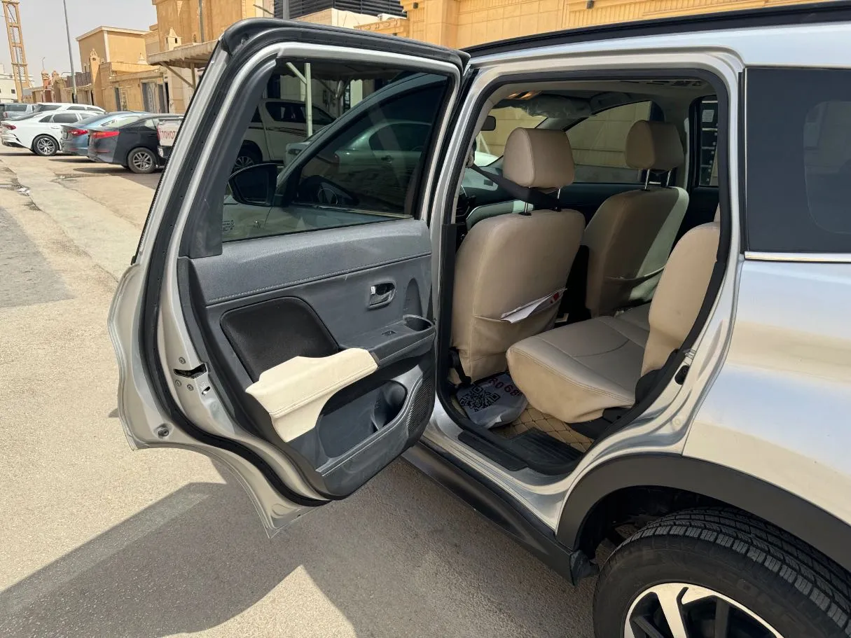 Car image 13