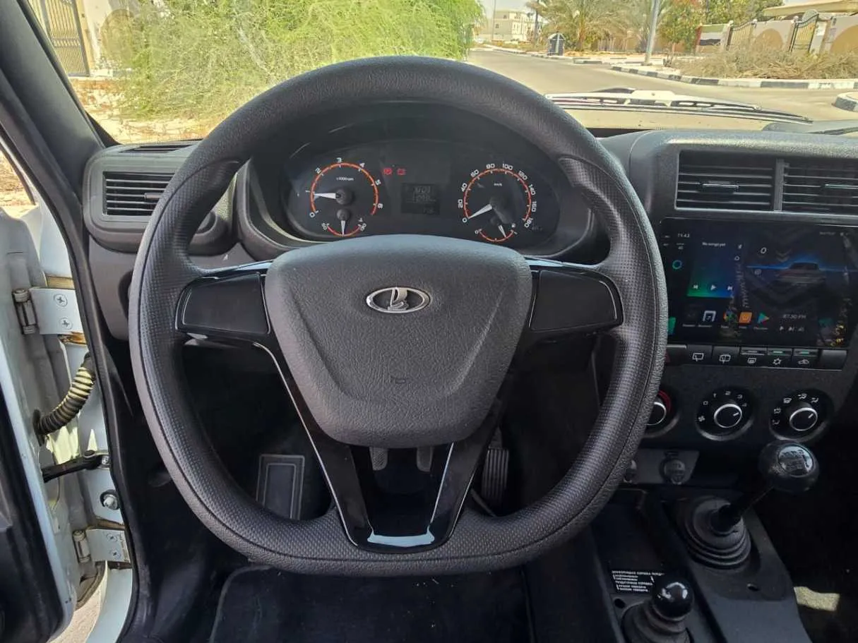 Car image 14