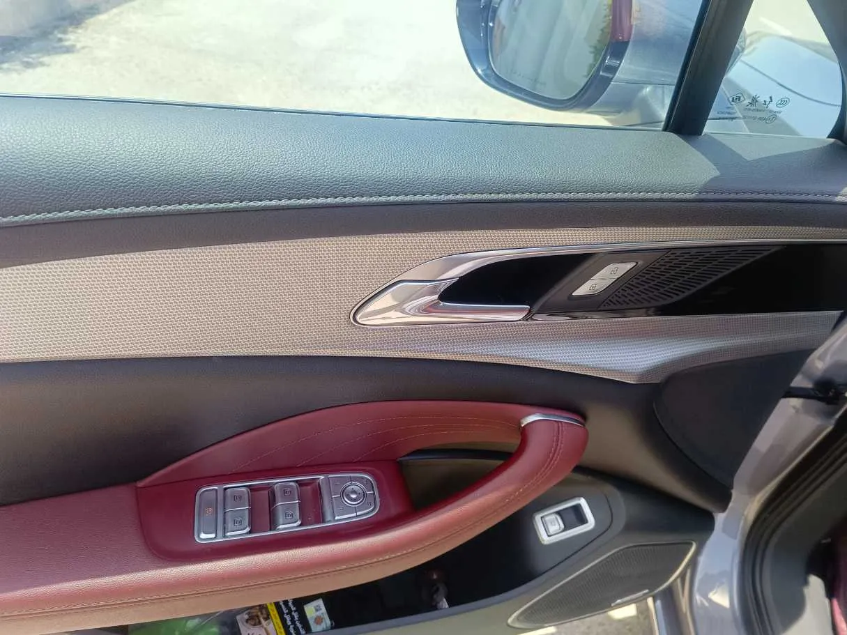 Car image 30