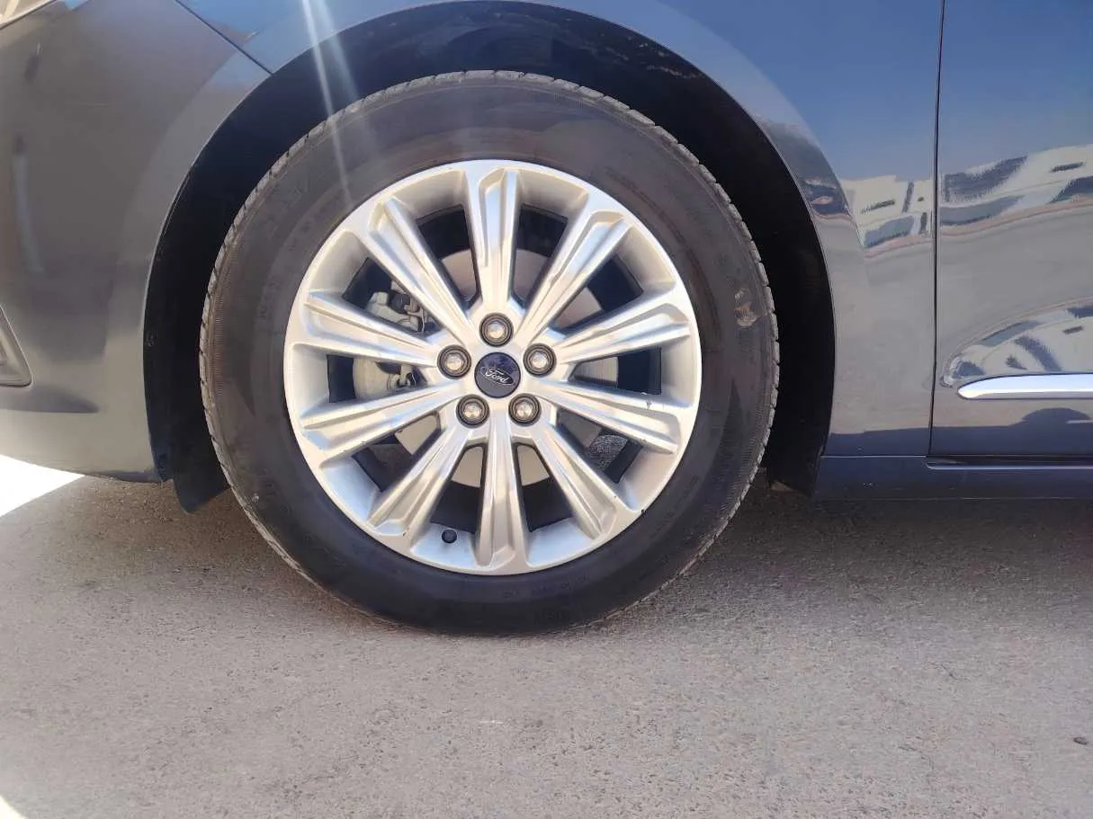 Car image 10
