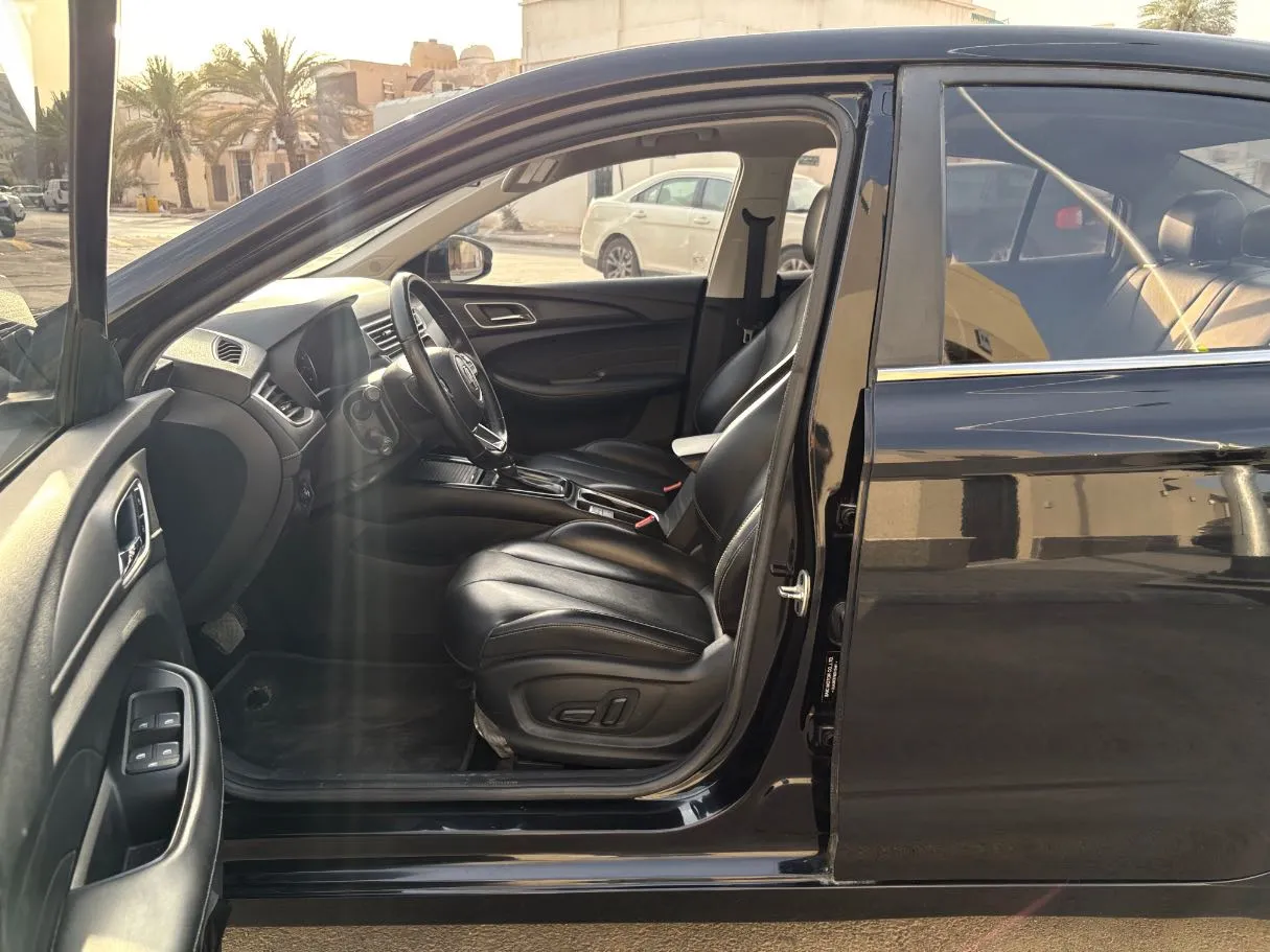 Car image 11