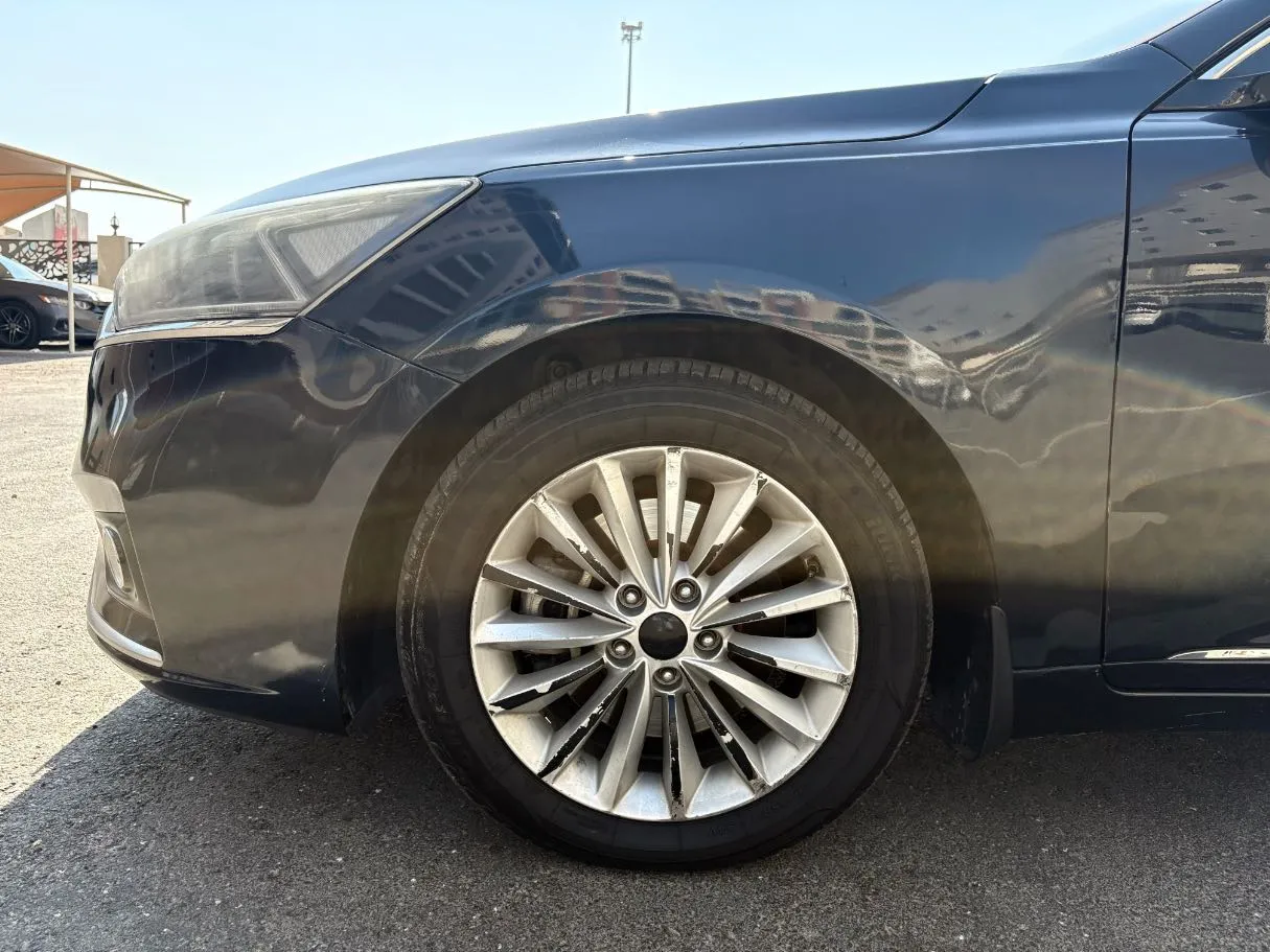Car image 9
