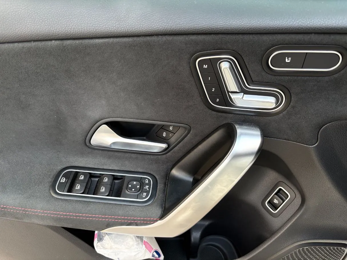 Car image 25