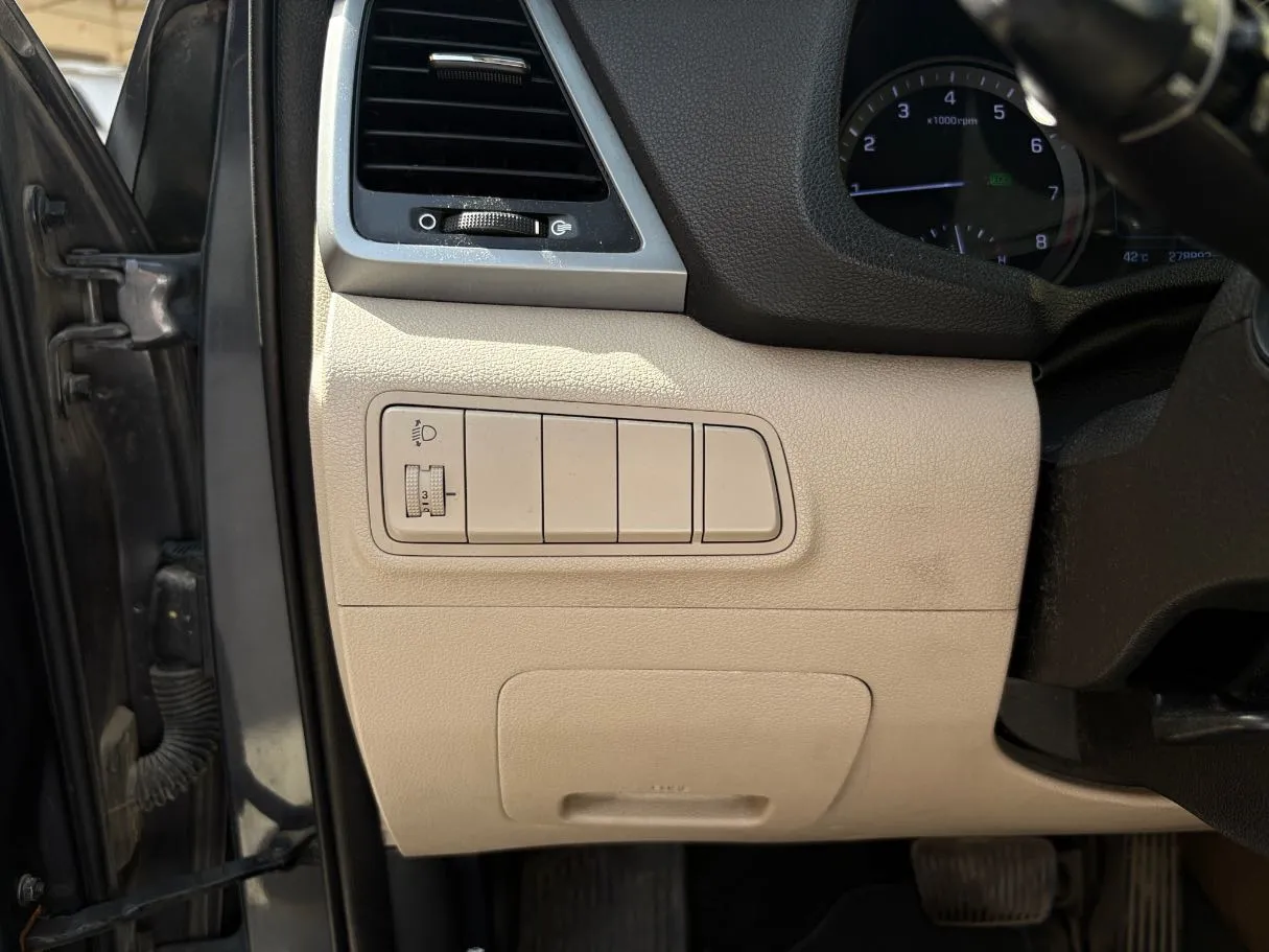 Car image 24