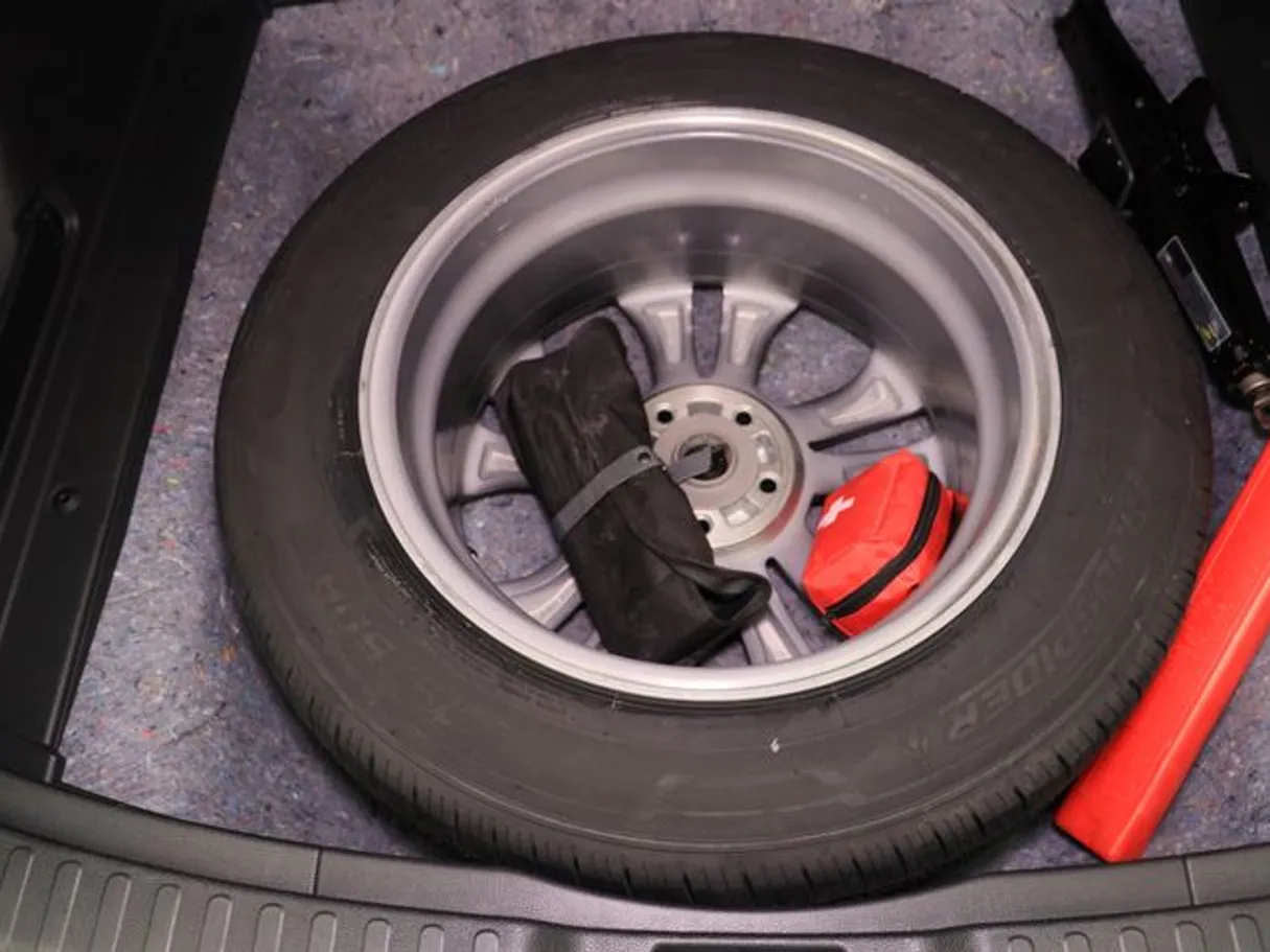 Car image 15