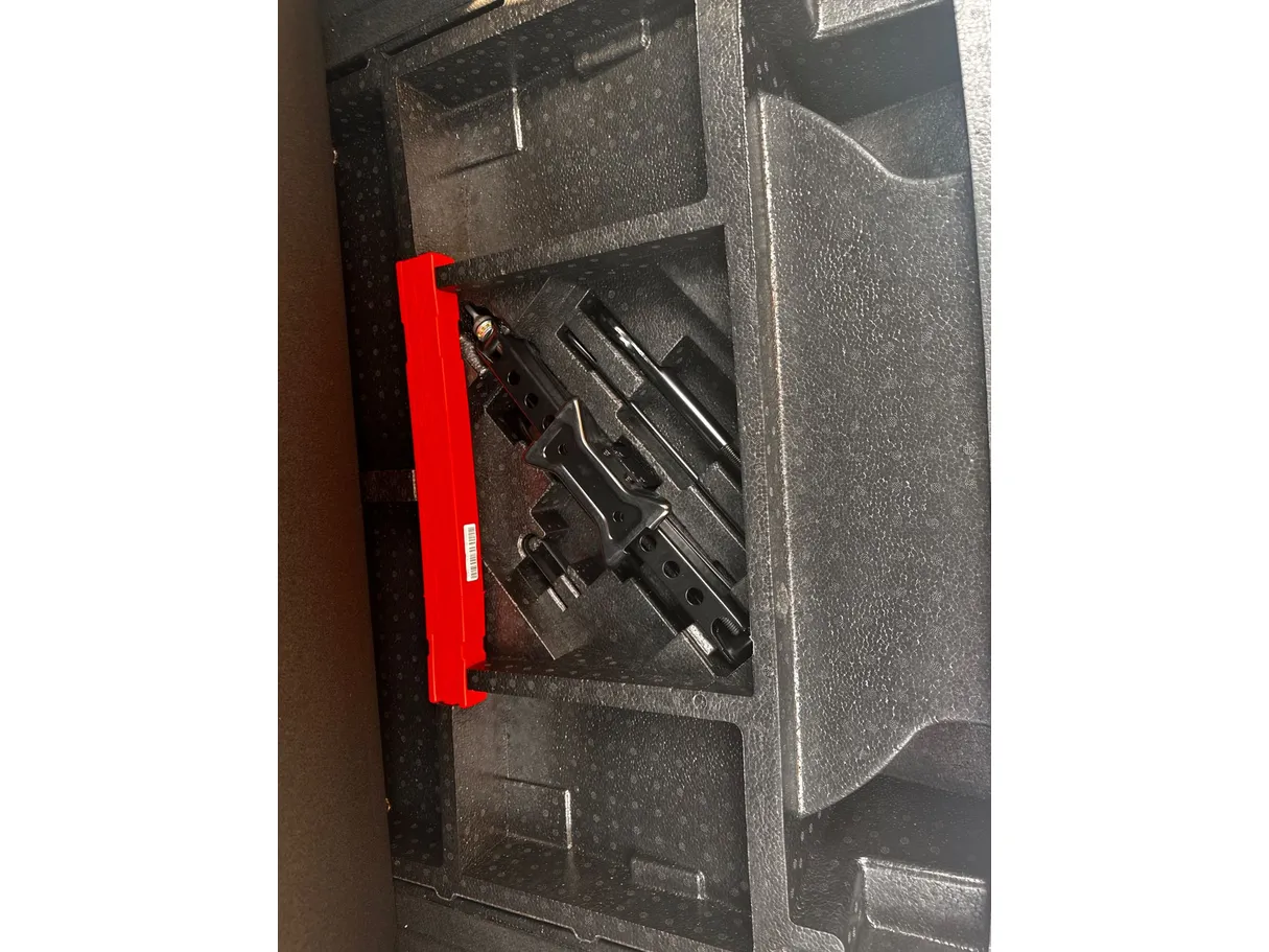 Car image 28