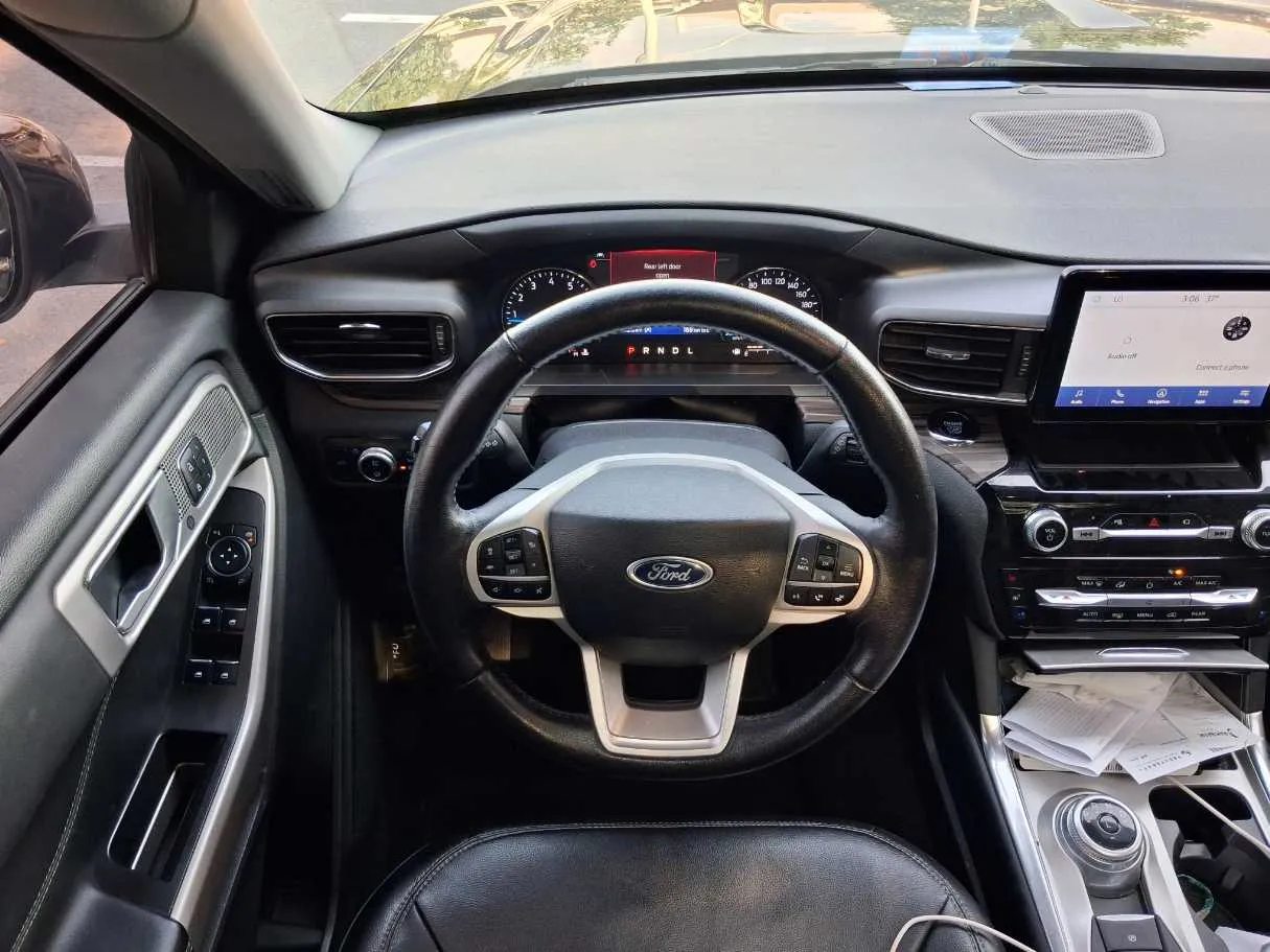 Car image 18