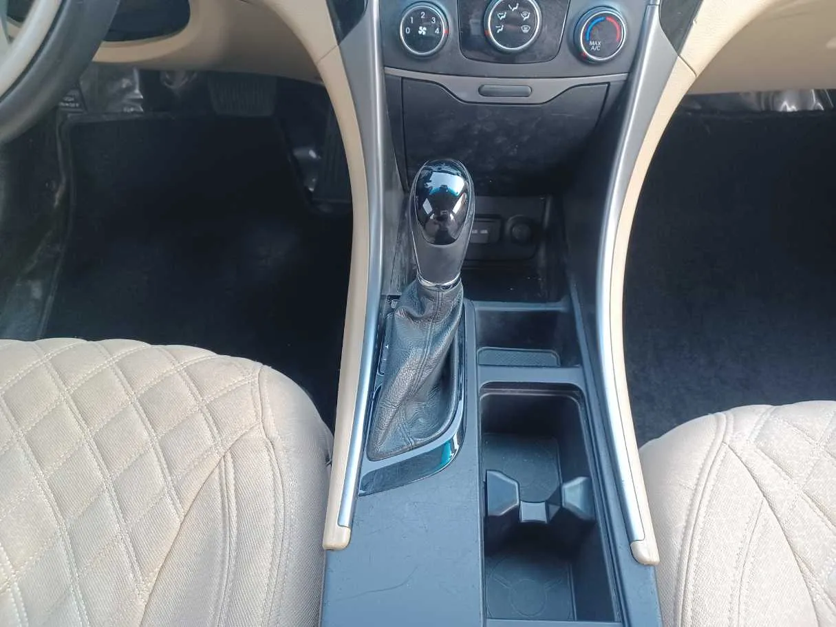 Car image 14