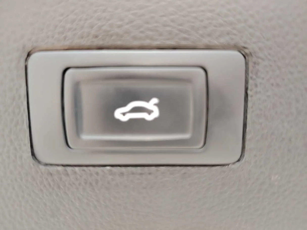 Car image 32